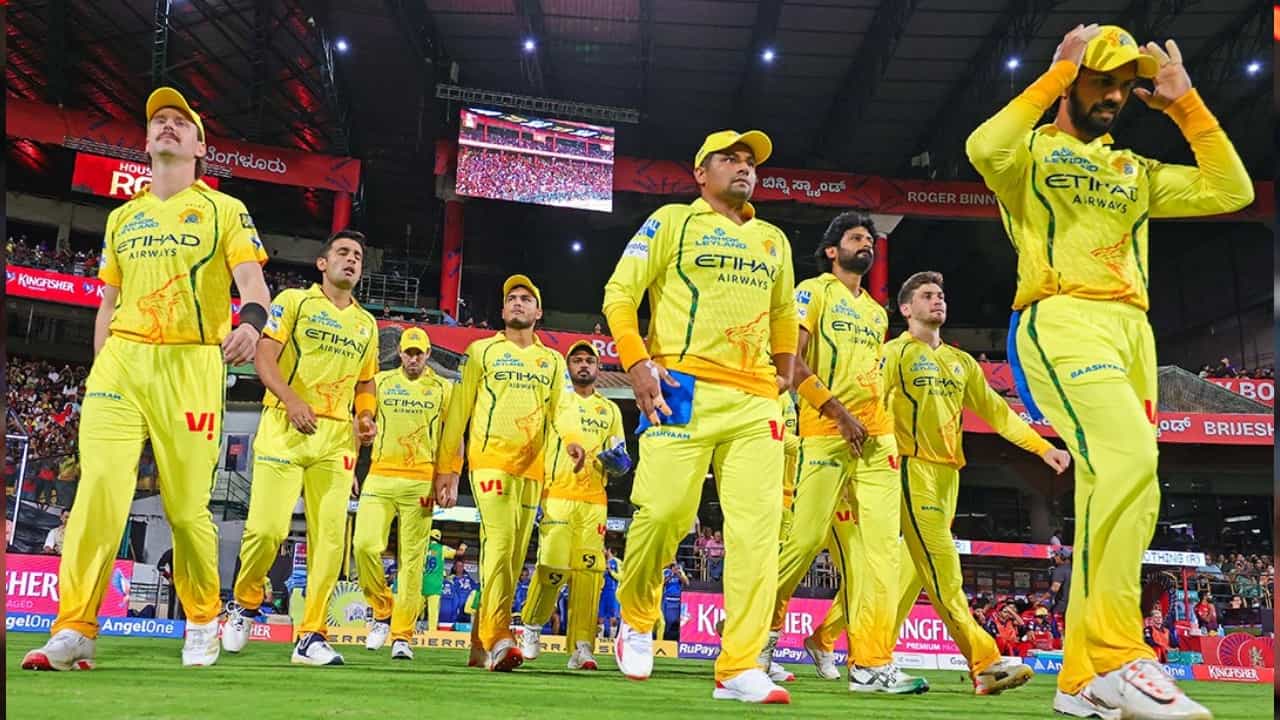 ಈ ಬಾರಿಯ ಐಪಿಎಲ್ನಲ್ಲಾದರೂ ಚೆನ್ನೈ ಸೂಪರ್ ಕಿಂಗ್ಸ್ ತಂಡ ತನ್ನ ಹಳೆಯ ಲಯಕ್ಕೆ ಮರಳುತ್ತದೆ ಎಂದು ಕಾದು ಕುಳಿತಿದ್ದ ಅಭಿಮಾನಿಗಳಿಗೆ ಮತ್ತದೆ ನಿರಾಸೆ ಎದುರಾಗಿದೆ. ಕಳೆದ ಆವೃತ್ತಿಯಂತೆಯೇ ಈ ಆವೃತ್ತಿಯಲ್ಲೂ ಸಿಎಸ್ಕೆ ತಂಡ ಸತತವಾಗಿ ಕಳಪೆ ಪ್ರದರ್ಶನ ನೀಡುತ್ತಿದೆ. ಇದರ ಜೊತೆಗೆ ತಂಡದ ಜೀವಾಳ ಎನಿಸಿಕೊಂಡಿರುವ ಎಂಎಸ್ ಧೋನಿ ಅವರ ಅಲಭ್ಯತೆಯೂ ತಂಡಕ್ಕೆ ಮತ್ತಷ್ಟು ಸಂಕಷ್ಟಗಳನ್ನು ತಂದೊಡ್ಡಿದೆ.