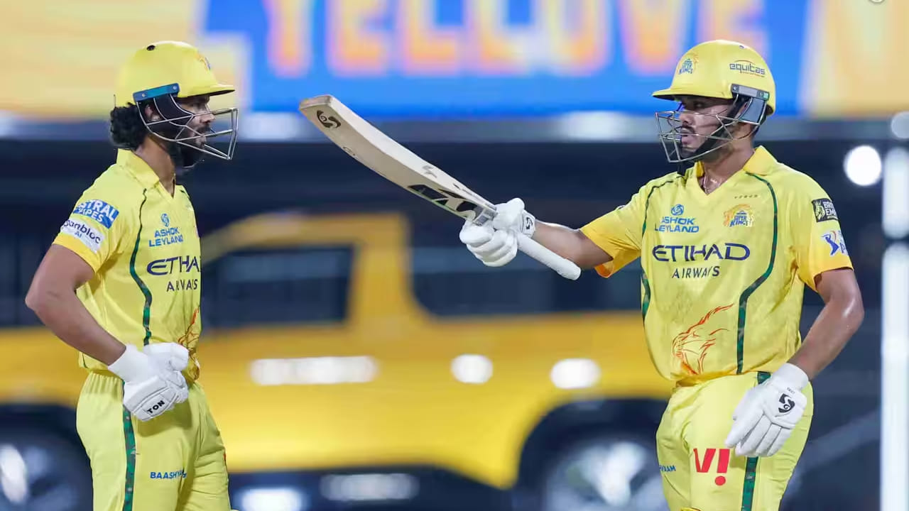 ಇದೀಗ ಈ ದಾಖಲೆಯನ್ನು ಅಳಿಸಿ ಹಾಕಿ ಚೆನ್ನೈ ಸೂಪರ್ ಕಿಂಗ್ಸ್ ತಂಡವು ಹೊಸ ಇತಿಹಾಸ ನಿರ್ಮಿಸಿದೆ. ಸಿಎಸ್​ಕೆ ಪಡೆಯು 255 ಪಂದ್ಯಗಳಲ್ಲಿ 36 ಬಾರಿ 200+ ಸ್ಕೋರ್​ ಗಳಿಸಿದೆ. ಈ ಮೂಲಕ ಐಪಿಎಲ್​ ಇತಿಹಾಸದಲ್ಲೇ ಅತೀ ಹೆಚ್ಚು ಬಾರಿ ಇನ್ನೂರಕ್ಕಿಂತ ಅಧಿಕ ಸ್ಕೋರ್​ಗಳಿಸಿ ದಾಖಲೆಯನ್ನು ತನ್ನದಾಗಿಸಿಕೊಂಡಿದೆ.