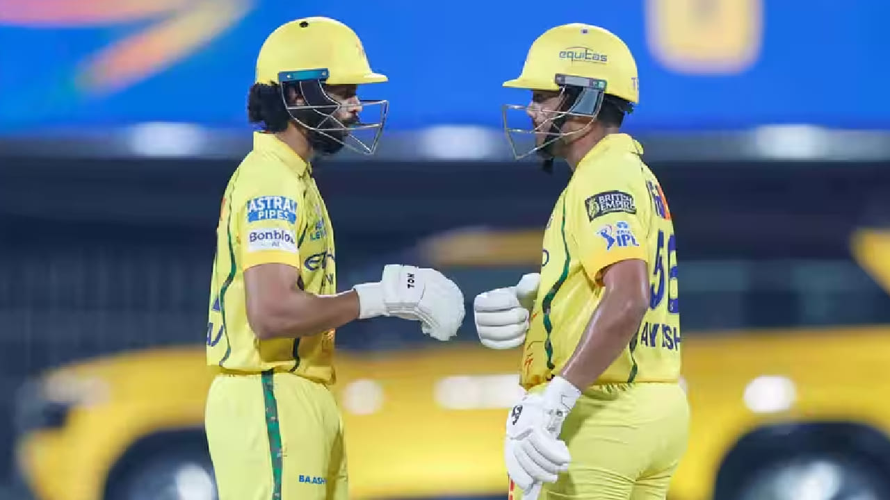 ಅಂದರೆ ಐಪಿಎಲ್ ಇತಿಹಾಸದಲ್ಲಿ ಅತಿ ಹೆಚ್ಚು ಬಾರಿ 200 ಅಥವಾ ಅದಕ್ಕಿಂತ ಹೆಚ್ಚಿನ ರನ್ ಗಳಿಸಿದ ತಂಡ ಎಂಬ ಹೆಗ್ಗಳಿಕೆಗೆ ಈಗ ಚೆನ್ನೈ ಸೂಪರ್ ಕಿಂಗ್ಸ್ ತಂಡದ ಪಾಲಾಗಿದೆ. ಇದಕ್ಕೂ ಮುನ್ನ ಈ ಭರ್ಜರಿ ದಾಖಲೆ ರಾಯಲ್ ಚಾಲೆಂಜರ್ಸ್ ಬೆಂಗಳೂರು ತಂಡದ ಹೆಸರಿನಲ್ಲಿತ್ತು.