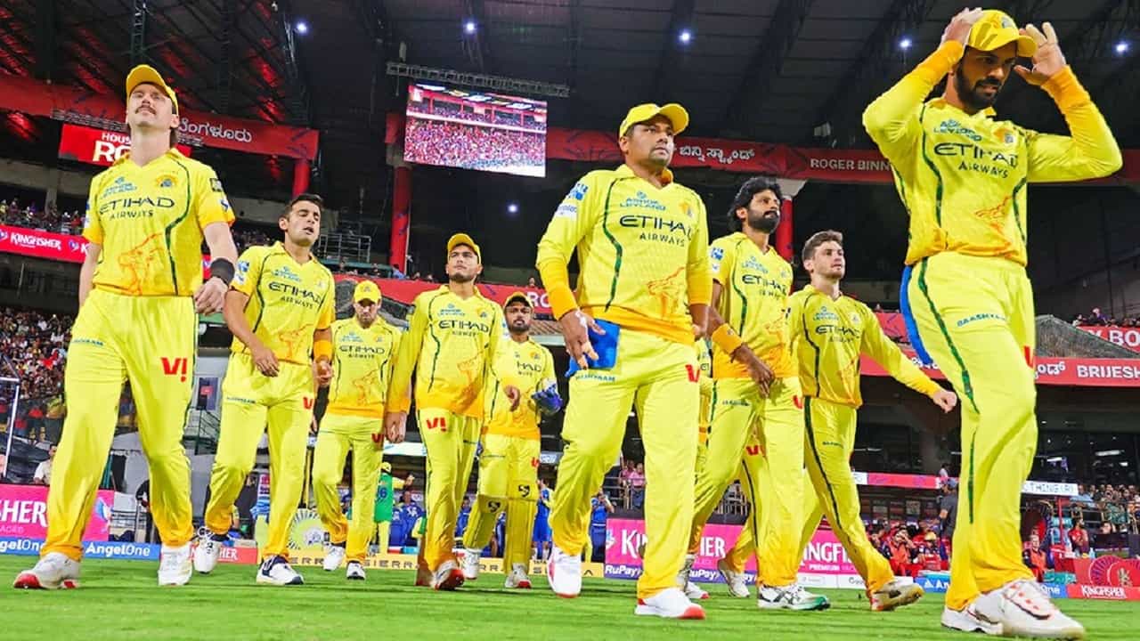 IPL 2026: ಇಂಡಿಯನ್ ಪ್ರೀಮಿಯರ್ ಲೀಗ್ ಸೀಸನ್-19 ರಲ್ಲಿ ಸೋಲು-ಗೆಲುವುಗಳ ಲೆಕ್ಕಾಚಾರದಲ್ಲೇ ತೊಡಗಿಸಿಕೊಂಡಿರುವ ಚೆನ್ನೈ ಸೂಪರ್ ಕಿಂಗ್ಸ್ (CSK) ತಂಡಕ್ಕೆ ದೊಡ್ಡ ಆಘಾತ ಎದುರಾಗಿದೆ. ತಂಡದ ಪ್ರಮುಖ ಎಡಗೈ ವೇಗಿ ಟೂರ್ನಿಯಿಂದಲೇ ಹೊರಬಿದ್ದಿದ್ದಾರೆ.