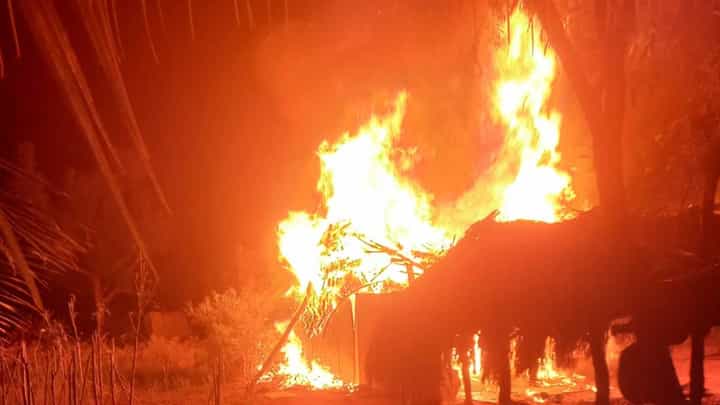 ಸಿಲಿಂಡರ್ ಸ್ಫೋಟಕ್ಕೆ ಹೊತ್ತಿ ಉರಿದ ಮನೆ; 3 ಲಕ್ಷ ನಗದು ಸೇರಿ ಚಿನ್ನಾಭರಣ ಭಸ್ಮ! ಸಿಲಿಂಡರ್ ಸ್ಫೋಟಕ್ಕೆ ಹೊತ್ತಿ ಉರಿದ ಮನೆ; 3 ಲಕ್ಷ ನಗದು ಸೇರಿ ಚಿನ್ನಾಭರಣ ಭಸ್ಮ!
