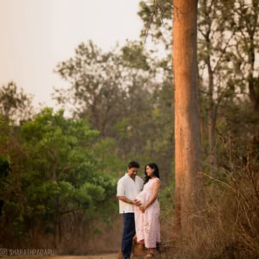 ಕಳೆದ ವರ್ಷ ಫೆಬ್ರವರಿಯಲ್ಲಿ ಡಾಲಿ ಧನಂಜಯ್ ಮತ್ತು ವೈದ್ಯೆ ಧನ್ಯತಾ ಅವರು ಮೈಸೂರಿನಲ್ಲಿ ಬಲು ಅದ್ಧೂರಿಯಾಗಿ ವಿವಾಹವಾಗಿದ್ದರು. ಇದೀಗ ಮೊದಲ ಮಗುವಿನ ಪೋಷಕರಾಗುವ ನಿರೀಕ್ಷೆಯಲ್ಲಿದ್ದಾರೆ.