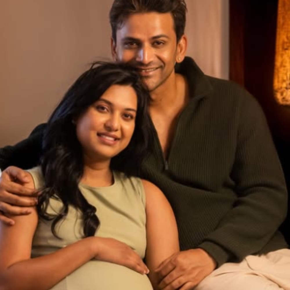 ಕೆಲವು ತಿಂಗಳ ಹಿಂದೆ ಉದಯ ಕನ್ನಡಿಗ 2025 ಕಾರ್ಯಕ್ರಮದಲ್ಲಿ ಪ್ರಶಸ್ತಿ ಸ್ವೀಕರಿಸಿ ತಾವು ತಂದೆ ಆಗುತ್ತಿರುವ ಖುಷಿಯ ವಿಚಾರವನ್ನು ಡಾಲಿ ಹಂಚಿಕೊಂಡಿದ್ದರು.