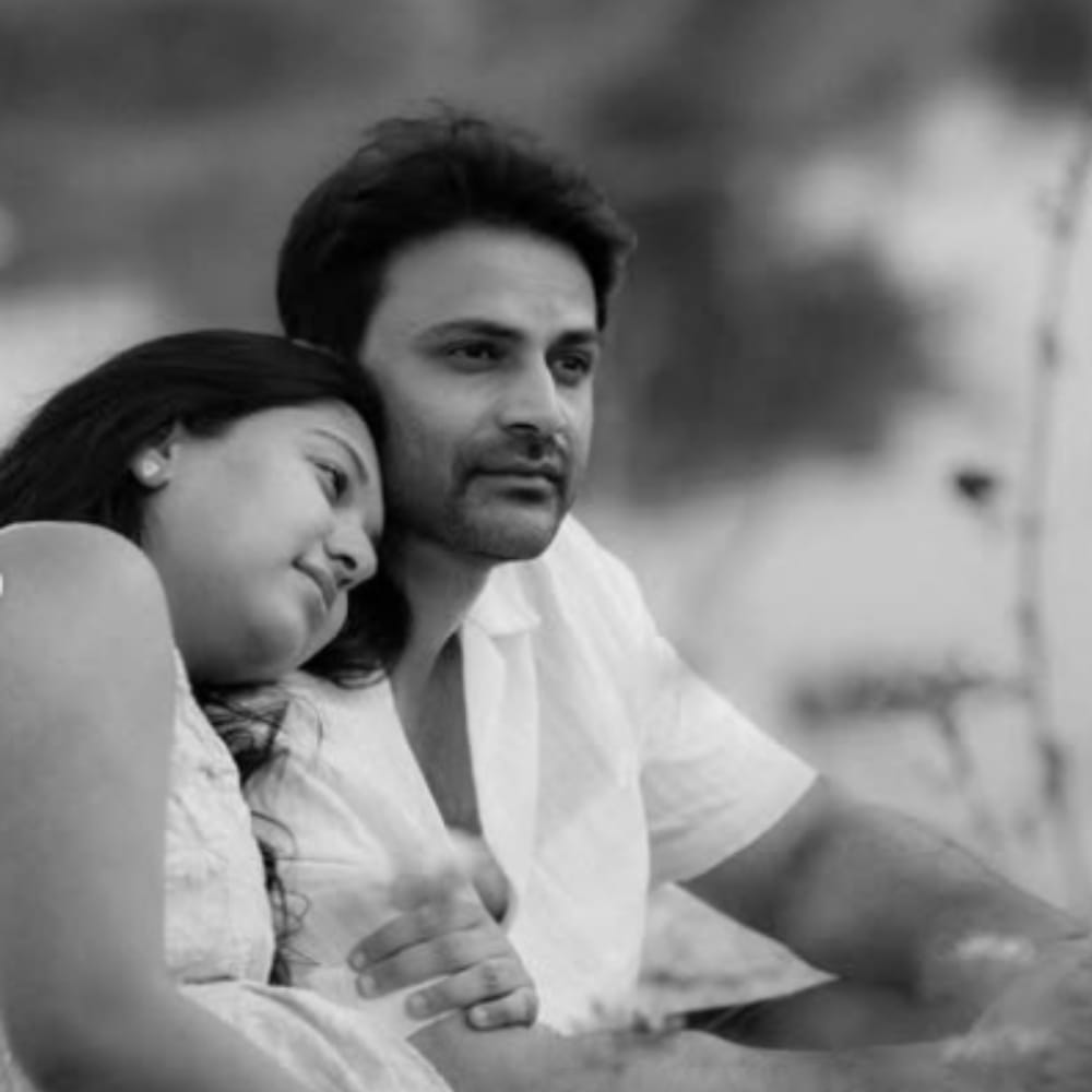 ಧನ್ಯತಾ ಮತ್ತು ಡಾಲಿ ಧನಂಜಯ್ ಅವರುಗಳು ಫೋಟೊಶೂಟ್​​ನಲ್ಲಿ ಮುದ್ದಾಗಿ ಕಾಣುತ್ತಿದ್ದು, ಮಗುವಿನ ನಿರೀಕ್ಷೆಯಲ್ಲಿರುವ ಪೋಷಕರ ಖುಷಿಯಲ್ಲಿದ್ದಾರೆ.