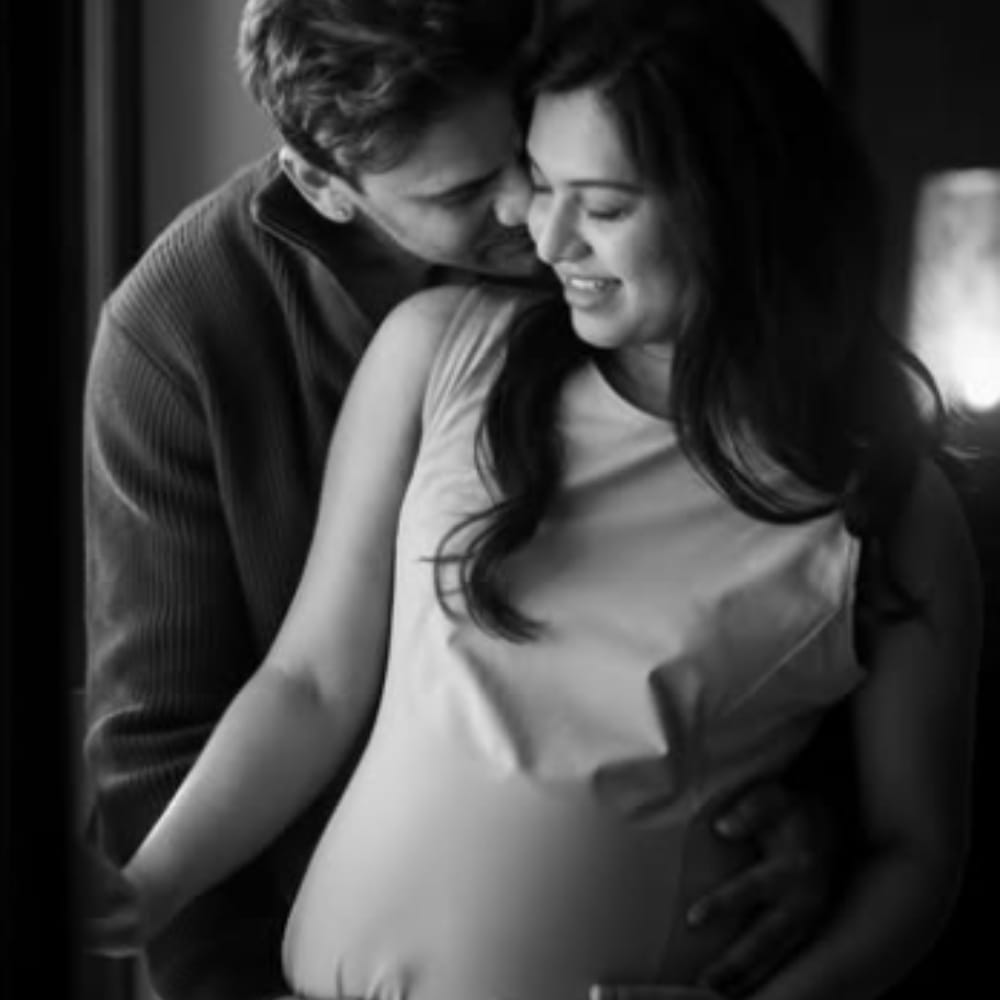 ಇದೀಗ ಧನ್ಯತಾ ಅವರು ಬೇಬಿ ಬಂಪ್ ಫೋಟೊಶೂಟ್ ಮಾಡಿಸಿದ್ದು, ಪತಿ ಡಾಲಿ ಸಹ ಪತ್ನಿಯ ಫೋಟೋಶೂಟ್​ನಲ್ಲಿ ಜೊತೆಯಾಗಿದ್ದಾರೆ.