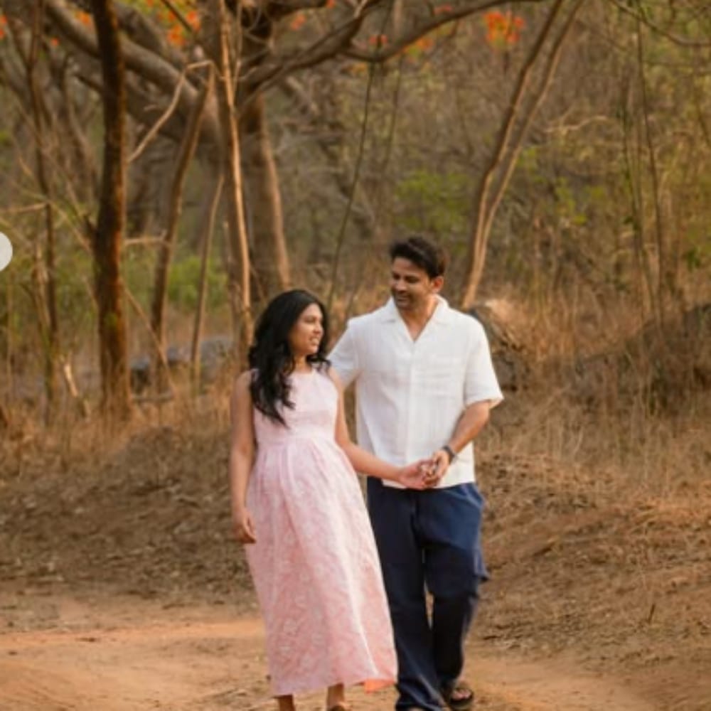 ಡಾಲಿ ಹಾಗೂ ಧನ್ಯತಾ ಅವರು ಪ್ರಕೃತಿಯ ನಡುವೆ ಫೋಟೊಶೂಟ್ ಮಾಡಿಸಿದ್ದು, ಡಾಲಿ, ಗರ್ಭಿಣಿ ಪತ್ನಿಯ ಕೈ ಹಿಡಿದು ನಡೆಸುತ್ತಿರುವ ಚಿತ್ರ ಸುಂದರವಾಗಿದೆ.