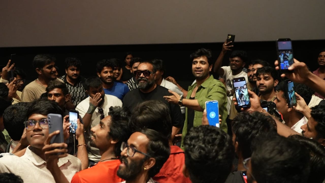 ಇದೀಗ ‘ಡಕೈತ್’ ತಂಡ ಬೆಂಗಳೂರಿಗೆ ಬಂದಿದ್ದು, ‘ಡಕೈತ್’ ಸಿನಿಮಾ ಉತ್ತಮ ಪ್ರದರ್ಶನ ಕಾಣುತ್ತಿರುವುದಕ್ಕೆ ಬೆಂಗಳೂರಿನಲ್ಲಿ ಸಂಭ್ರಮಾಚರಣೆ ಸಹ ಮಾಡಿದ್ದಾರೆ.