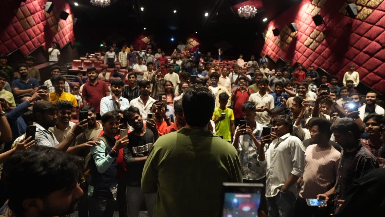 ಅಡವಿಶೇಷ್, ಅನುರಾಗ್ ಕಶ್ಯಪ್ ಅವರುಗಳು ನಿನ್ನೆ ಬೆಂಗಳೂರಿಗೆ ಬಂದಿದ್ದು, ಬೆಂಗಳೂರಿನ ಜಿಟಿ ಮಾಲ್​​ಗೆ ಭೇಟಿ ನೀಡಿ ಸಿನಿಮಾ ನೋಡುತ್ತಿದ್ದವರೊಟ್ಟಿಗೆ ಮಾತನಾಡಿದರು. ಸಿನಿಮಾಕ್ಕೆ ಬೆಂಬಲಿಸುತ್ತಿರುವುದಕ್ಕೆ ಧನ್ಯವಾದ ಹೇಳಿದರು.