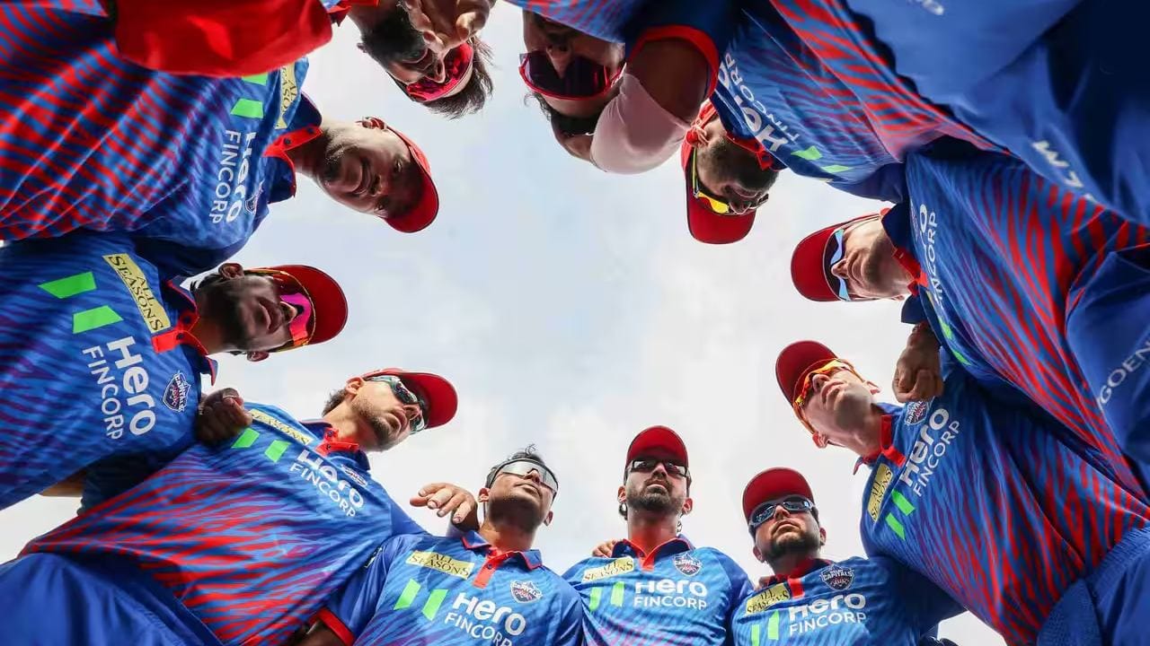 ಇಂಡಿಯನ್ ಪ್ರೀಮಿಯರ್ ಲೀಗ್ (IPL) 2026ರಲ್ಲಿ ಭರ್ಜರಿ ಆರಂಭ ಕಂಡಿರುವ ಡೆಲ್ಲಿ ಕ್ಯಾಪಿಟಲ್ಸ್ ತಂಡಕ್ಕೆ ಇದೀಗ ಆಘಾತ ಎದುರಾಗಿದೆ. ತಂಡದ ಪ್ರಮುಖ ವೇಗಿ, ಆಸ್ಟ್ರೇಲಿಯಾದ ಸ್ಟಾರ್ ಆಟಗಾರ ಮಿಚೆಲ್ ಸ್ಟಾರ್ಕ್ (Mitchell Starc) ಅವರು ಗಾಯದ ಸಮಸ್ಯೆಯಿಂದಾಗಿ ಮುಂಬರುವ ಕನಿಷ್ಠ ಮೂರು ಪಂದ್ಯಗಳಿಗೆ ಅಲಭ್ಯರಾಗಲಿದ್ದಾರೆ ಎಂದು ವರದಿಯಾಗಿದೆ.