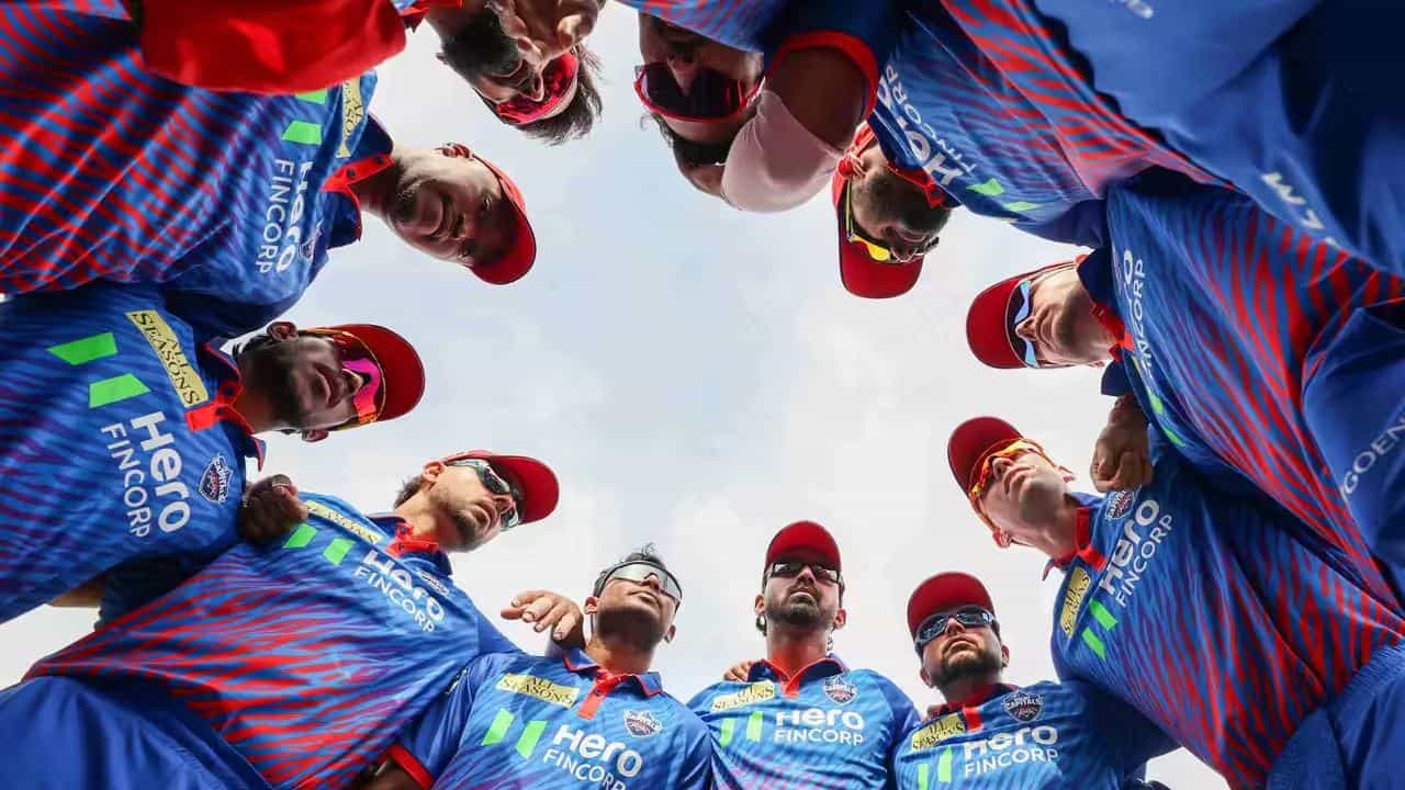ಇಂಡಿಯನ್ ಪ್ರೀಮಿಯರ್ ಲೀಗ್ (IPL) 2026ರಲ್ಲಿ ಭರ್ಜರಿ ಆರಂಭ ಕಂಡಿರುವ ಡೆಲ್ಲಿ ಕ್ಯಾಪಿಟಲ್ಸ್ ತಂಡಕ್ಕೆ ಇದೀಗ ಆಘಾತ ಎದುರಾಗಿದೆ. ತಂಡದ ಪ್ರಮುಖ ವೇಗಿ, ಆಸ್ಟ್ರೇಲಿಯಾದ ಸ್ಟಾರ್ ಆಟಗಾರ ಮಿಚೆಲ್ ಸ್ಟಾರ್ಕ್ (Mitchell Starc) ಅವರು ಗಾಯದ ಸಮಸ್ಯೆಯಿಂದಾಗಿ ಮುಂಬರುವ ಕನಿಷ್ಠ ಮೂರು ಪಂದ್ಯಗಳಿಗೆ ಅಲಭ್ಯರಾಗಲಿದ್ದಾರೆ ಎಂದು ವರದಿಯಾಗಿದೆ.