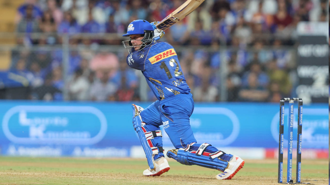 ಪಂಜಾಬ್ ಕಿಂಗ್ಸ್ ವಿರುದ್ಧದ ಪಂದ್ಯದಲ್ಲಿ ಆರಂಭಿಕನಾಗಿ ಕಣಕ್ಕಿಳಿದಿದ್ದ ಕ್ವಿಂಟನ್ ಡಿ ಕಾಕ್ ಅದ್ಭುತ ಶತಕ ಬಾರಿಸಿದಲ್ಲದೆ ಅಜೇಯರಾಗಿ ಉಳಿದರು. ಡಿ ಕಾಕ್ ಕೇವಲ 53 ಎಸೆತಗಳಲ್ಲಿ ತಮ್ಮ ಶತಕವನ್ನು ಪೂರೈಸಿದರು. ಅವರ ಈ ಶತಕದ ಇನ್ನಿಂಗ್ಸ್ನಲ್ಲಿ ಏಳು ಸಿಕ್ಸರ್ ಮತ್ತು ಏಳು ಬೌಂಡರಿಗಳು ಸೇರಿದ್ದವು.