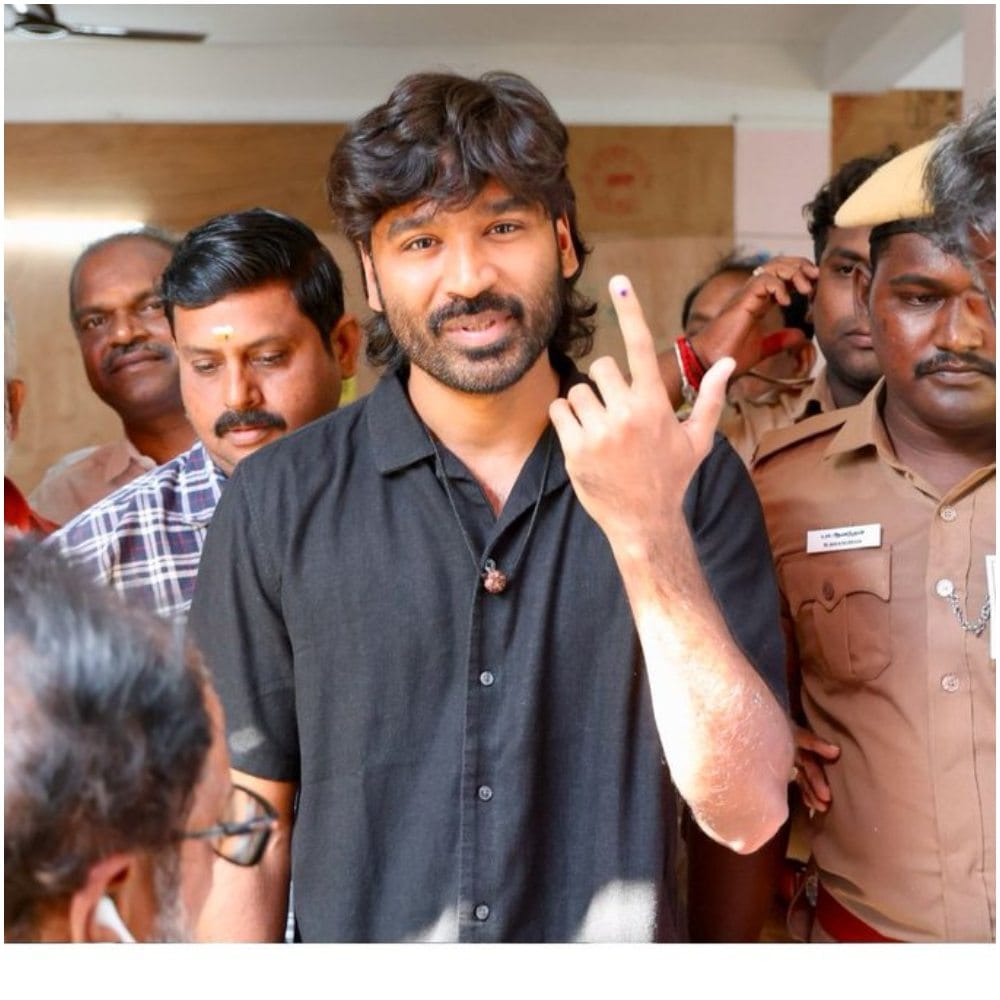 ಧನುಷ್ ಅವರು ಕೂಡ ವೋಟ್ ಹಾಕಿದ್ದಾರೆ. ಈ ವೇಳೆ ಅವರ ಉದ್ದನೆಯ ಕೂದಲು ಗಮನ ಸೆಳೆದಿದೆ. ಇದು ಅವರ ಮುಂದಿನ ಸಿನಿಮಾ ಲುಕ್ ಇರಬಹುದು ಎಂದು ಅಭಿಮಾನಿಗಳು ಭಾವಿಸಿದ್ದಾರೆ. 