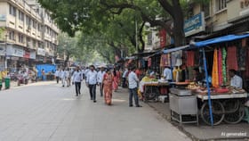 ಬೆಂಗಳೂರು: ಮಳೆಯಿಂದ ಸರಣಿ ಅವಾಂತರ; ಫುಟ್‌ಪಾತ್​ನಲ್ಲಿ ವ್ಯಾಪಾರಕ್ಕೆ ಬ್ರೇಕ್