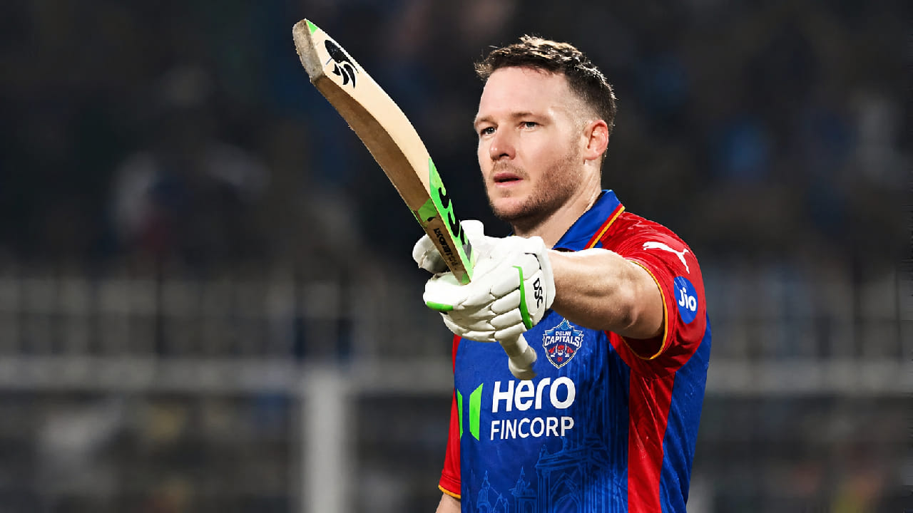 ಟಿ20 ಕ್ರಿಕೆಟ್​ನಲ್ಲಿ ಡೇವಿಡ್ ಮಿಲ್ಲರ್ (David Miller) ಹೊಸ ಮೈಲುಗಲ್ಲು ದಾಟಿದ್ದಾರೆ. ಅದು ಸಹ ಸೋಲಿನ ನಡುವೆ. ಅಂದರೆ ದೆಹಲಿಯ ಅರುಣ್ ಜೇಟ್ಲಿ ಸ್ಟೇಡಿಯಂನಲ್ಲಿ ನಡೆದ ರಾಯಲ್ ಚಾಲೆಂಜರ್ಸ್ ಬೆಂಗಳೂರು ವಿರುದ್ಧದ ಪಂದ್ಯದಲ್ಲಿ ಮಿಲ್ಲರ್ 19 ರನ್ ಬಾರಿಸಿದ್ದರು.