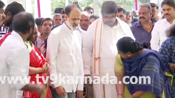 ಅಣ್ಣಾವ್ರ ಸಮಾಧಿಗೆ ಪೂಜೆ ಮಾಡಿದ ರಾಘಣ್ಣ ಮತ್ತು ಶಾಸಕ ಗೋಪಾಲಯ್ಯ