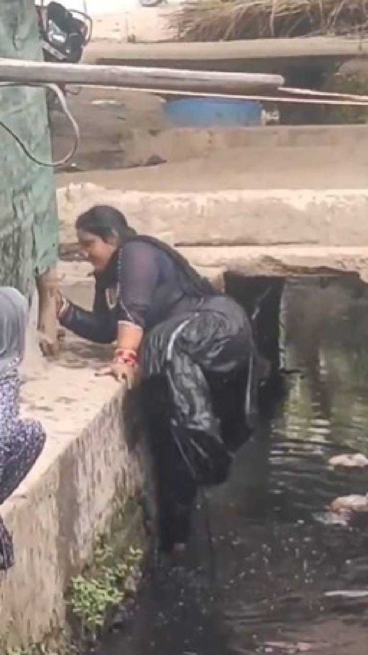 ಚರಂಡಿಗೆ ಬಿದ್ದ ಮಹಿಳೆಯನ್ನು ರಕ್ಷಿಸಲು ಹೋಗಿ ತಾನೂ ಬಿದ್ದ ಯುವತಿ