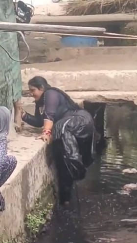 ಚರಂಡಿಗೆ ಬಿದ್ದ ಮಹಿಳೆಯನ್ನು ರಕ್ಷಿಸಲು ಹೋಗಿ ತಾನೂ ಬಿದ್ದ ಯುವತಿ