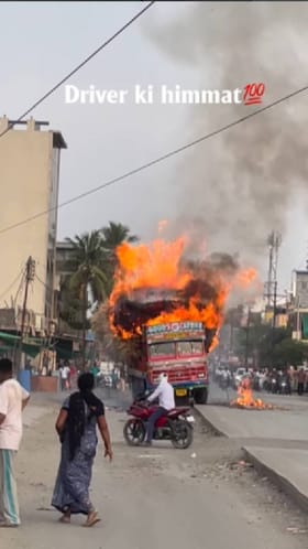 ಏಕಾಏಕಿ ಹೊತ್ತಿ ಉರಿದ ಒಣ ಹುಲ್ಲು ತುಂಬಿದ್ದ ಲಾರಿ