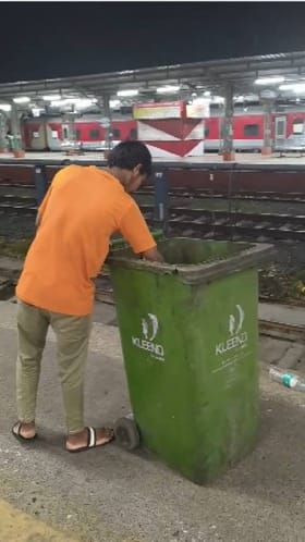 ಕಸದ ಡಬ್ಬಿಯಿಂದ ಪ್ಲಾಸ್ಟಿಕ್ ಬಾಟಲಿಗಳ ಎತ್ತಿ ರೈಲ್ವೆ ಹಳಿ ಮೇಲೆ ಎಸೆದ ಸ್ವಚ್ಛತಾ ಸಿಬ್ಬಂದಿ
