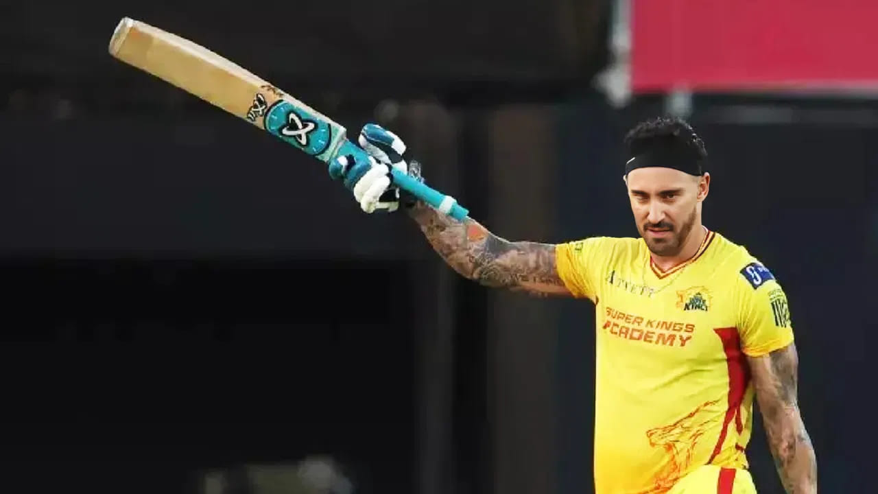 ಇದಕ್ಕೂ ಮುನ್ನ ಈ ಭರ್ಜರಿ ದಾಖಲೆ ಸೌತ್ ಆಫ್ರಿಕಾದ ಫಾಫ್ ಡುಪ್ಲೆಸಿಸ್ ಹೆಸರಿನಲ್ಲಿತ್ತು. ಟಿ20 ಕ್ರಿಕೆಟ್​ನಲ್ಲಿ 208 ಇನಿಂಗ್ಸ್​ಗಳಲ್ಲಿ ನಾಯಕನಾಗಿ ಕಣಕ್ಕಿಳಿದಿರುವ ಫಾಫ್ ಡುಪ್ಲೆಸಿಸ್ 8 ಶತಕ ಸಿಡಿಸಿದ್ದರು. ಈ ಮೂಲಕ ಟಿ20 ಕ್ರಿಕೆಟ್ ಇತಿಹಾಸದಲ್ಲೇ ಅತೀ ಹೆಚ್ಚು ಶತಕ ಸಿಡಿಸಿದ ನಾಯಕ ಎಂಬ ವಿಶ್ವ ದಾಖಲೆ ನಿರ್ಮಿಸಿದ್ದರು.