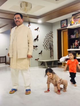 ರಾಜಕೀಯ ಜಂಜಾಟದ ನಡುವೆ 'ಅಜ್ಜ'ನಾಗಿ ಮಿಂಚಿದ ಪ್ರಹ್ಲಾದ್ ಜೋಶಿ