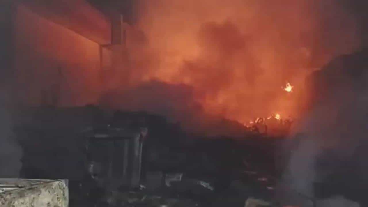 ದೆಹಲಿಯ ಗೋದಾಮಿನಲ್ಲಿ ಅಗ್ನಿ ದುರಂತ, ಪಕ್ಕದ ಗುಡಿಸಲುಗಳಿಗೆ ತಗುಲಿದ ಬೆಂಕಿ, ಒಂದು ಮಗು ಸೇರಿ ಮೂವರು ಸಜೀವದಹನ ದೆಹಲಿಯ ಗೋದಾಮಿನಲ್ಲಿ ಅಗ್ನಿ ದುರಂತ, ಪಕ್ಕದ ಗುಡಿಸಲುಗಳಿಗೆ ತಗುಲಿದ ಬೆಂಕಿ, ಒಂದು ಮಗು ಸೇರಿ ಮೂವರು ಸಜೀವದಹನ