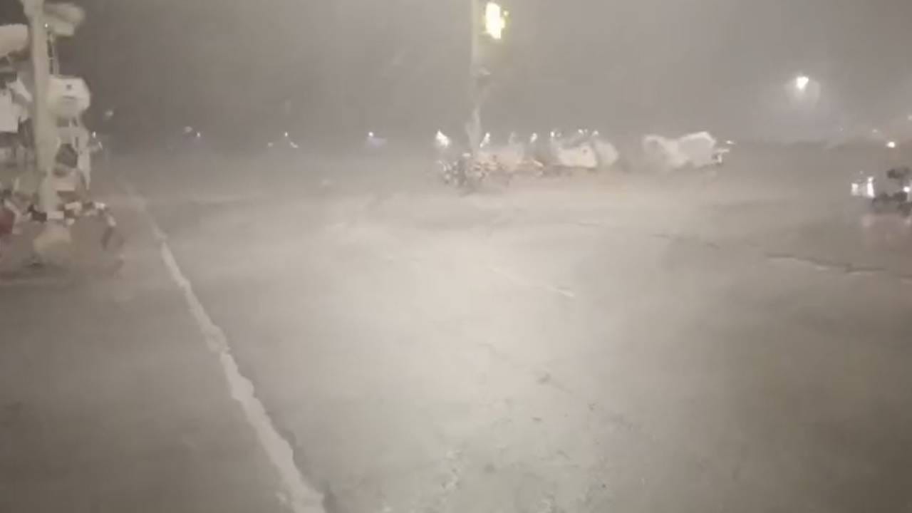 ಧಾರಾಕಾರ ಮಳೆ: ಬೆಂಗಳೂರಿನಲ್ಲಿ ಲ್ಯಾಂಡ್ ಆಗದೇ ವಾಪಸಾದ ರಾಜ್ಯಪಾಲರಿದ್ದ ವಿಮಾನ