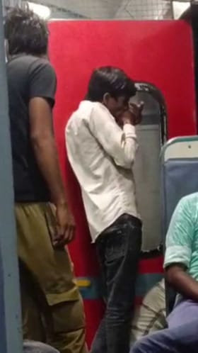 ರೈಲಿನಲ್ಲೇ ಗಾಂಜಾ ಸೇವಿಸುತ್ತಿದ್ದ ಯುವಕರು!