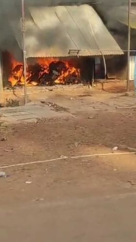 ಶಾರ್ಟ್ ಸರ್ಕೂಟ್​ನಿಂದ ಗ್ಯಾರೇಜ್‌ನಲ್ಲಿಟ್ಡಿದ್ದ 7 ಬೈಕ್‌ಗಳು ಬೆಂಕಿಗಾಹುತಿ!