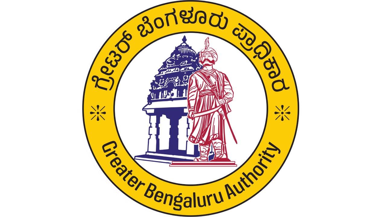 ಇತ್ತೀಚೆಗೆ 2026-27ರ ಸಾಲಿನ ಬಜೆಟ್​ ಮಂಡನೆ ಮಾಡಿರುವ ಗ್ರೇಟರ್ ಬೆಂಗಳೂರು ಪ್ರಾಧಿಕಾರ ಇದೀಗ 5 ನಗರ ಪಾಲಿಕೆಗಳ ಹೊಸ ಲೋಗೋವನ್ನು ಬಿಡುಗಡೆ ಮಾಡಿದೆ. ಖಡ್ಗ ಹಿಡಿದು ನಿಂತಿರುವ ಕೆಂಪೇಗೌಡರ ಚಿತ್ರಣ ಲೋಗೋದ ಪ್ರಮುಖ ಆಕರ್ಷಣೆ.
