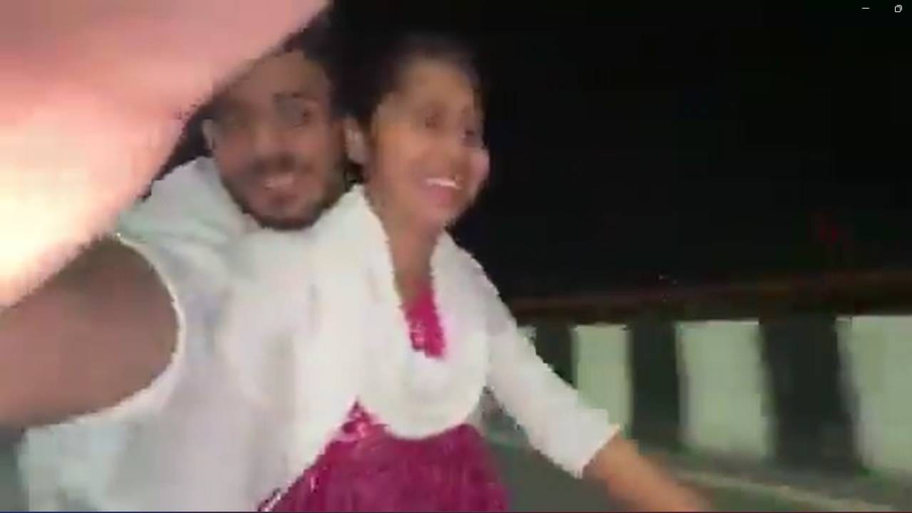 Video: ರೀಲ್ಸ್ ಕ್ರೇಜ್; ಅತಿವೇಗಕ್ಕೆ ಡಿವೈಡರ್ಗೆ ಡಿಕ್ಕಿ ಹೊಡೆದ ಬೈಕ್, 19ರ ಯುವತಿ ಸಾವು Video: ರೀಲ್ಸ್ ಕ್ರೇಜ್; ಅತಿವೇಗಕ್ಕೆ ಡಿವೈಡರ್ಗೆ ಡಿಕ್ಕಿ ಹೊಡೆದ ಬೈಕ್, 19ರ ಯುವತಿ ಸಾವು