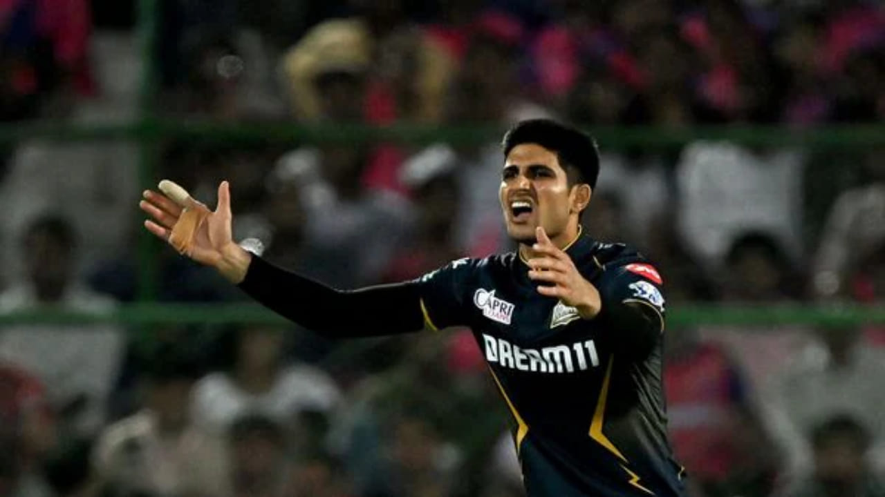 ಐಪಿಎಲ್ 2026 ರ 14 ನೇ ಪಂದ್ಯದಲ್ಲಿ ದೆಹಲಿ ಕ್ಯಾಪಿಟಲ್ಸ್ ವಿರುದ್ಧ ನಿಧಾನಗತಿಯ ಓವರ್ ದರಕ್ಕಾಗಿ ಗುಜರಾತ್ ನಾಯಕ ಗಿಲ್ ಅವರಿಗೆ ದಂಡ ವಿಧಿಸಲಾಗಿದೆ. ಇದು ಪ್ರಸಕ್ತ ಸೀಸನ್​ನಲ್ಲಿ ತಂಡವು ಐಪಿಎಲ್ ನೀತಿ ಸಂಹಿತೆ 2.22 ಅನ್ನು ಉಲ್ಲಂಘಿಸಿದ ಮೊದಲ ಪ್ರಕರಣವಾಗಿದ್ದು, ಇದರ ಪರಿಣಾಮವಾಗಿ ದಂಡ ವಿಧಿಸಲಾಗಿದೆ. ಗಿಲ್ ಅವರಿಗೆ 12 ಲಕ್ಷ ರೂ. ದಂಡ ವಿಧಿಸಲಾಗಿದೆ ಎಂದು ಬಿಸಿಸಿಐ ತನ್ನ ಹೇಳಿಕೆಯಲ್ಲಿ ತಿಳಿಸಿದೆ.