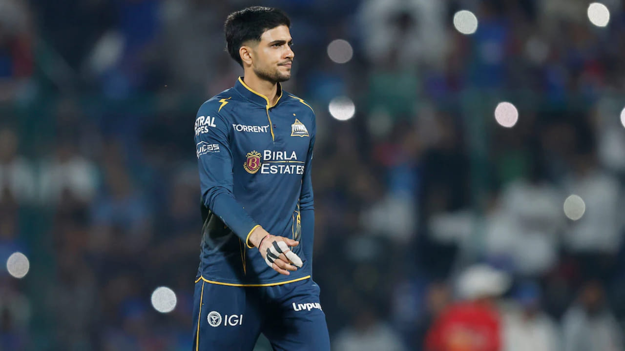 ಗುಜರಾತ್ ಟೈಟಾನ್ಸ್ ತಂಡದ ನಾಯಕ ಶುಭ್​ಮನ್ ಗಿಲ್ ಅವರಿಗೂ ಸರಿಯಾದ ಸಮಯಕ್ಕೆ ಓವರ್ ಮುಗಿಸದ ಕಾರಣ ದಂಡ ವಿಧಿಸಲಾಗಿದೆ. ಗಿಲ್ ಪಡೆ ಡೆಲ್ಲಿ ಕ್ಯಾಪಿಟಲ್ಸ್ ವಿರುದ್ಧ ನಿಧಾನಗತಿಯ ಓವರ್ ಬೌಲಿಂಗ್ ಮಾಡಿತ್ತು.
