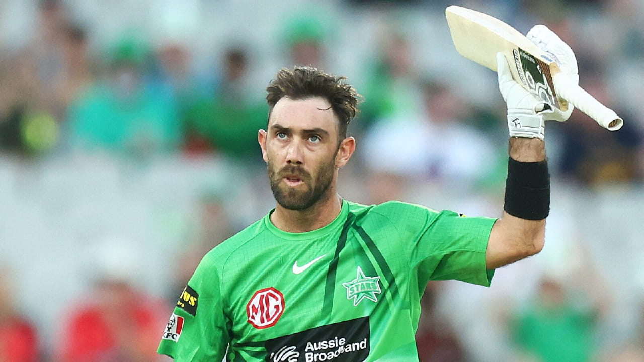 ಈ ಮೂಲಕ ಟಿ20 ಕ್ರಿಕೆಟ್​ನಲ್ಲಿ 11 ಸಾವಿರಕ್ಕೂ ಅಧಿಕ ರನ್ ಕಲೆಹಾಕಿದ ಆಸ್ಟ್ರೇಲಿಯಾದ ಮೂರನೇ ಬ್ಯಾಟರ್ ಎಂಬ ಹೆಗ್ಗಳಿಕೆಗೆ ಪಾತ್ರರಾಗಿದ್ದಾರೆ. ಇದಕ್ಕೂ ಮುನ್ನ ಡೇವಿಡ್ ವಾರ್ನರ್ ಹಾಗೂ ಆರೋನ್ ಫಿಂಚ್ ಮಾತ್ರ ಈ ಸಾಧನೆ ಮಾಡಿದ್ದರು. ಇದೀಗ ಈ ಸಾಧಕರ ಪಟ್ಟಿಗೆ ಗ್ಲೆನ್ ಮ್ಯಾಕ್ಸ್​ವೆಲ್ ಕೂಡ ಎಂಟ್ರಿ ಕೊಟ್ಟಿದ್ದಾರೆ.