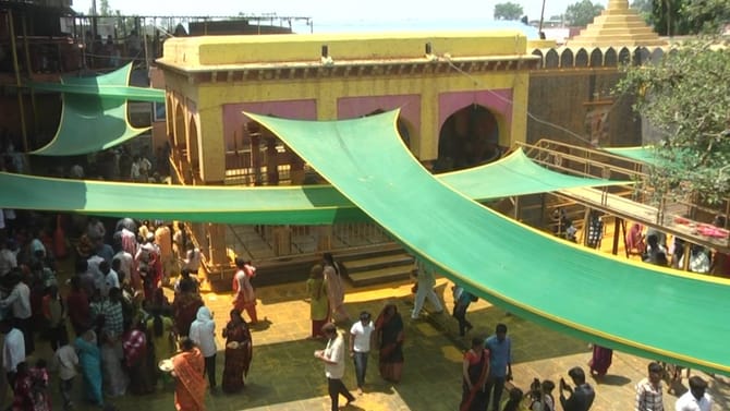 ದೇಗುಲಕ್ಕೆ ಬರುವ ಭಕ್ತರನ್ನ ಬಿಸಿಲಿನಿಂದ ರಕ್ಷಿಸಲು ಗ್ರೀನ್ ಮ್ಯಾಟ್ ಅಳವಡಿಕೆ