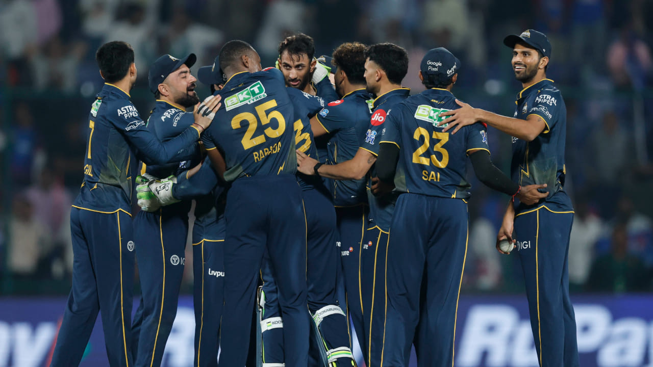 ಇನ್ನು ಈ ಪಂದ್ಯದ ವಿಚಾರಕ್ಕೆ ಬರುವುದಾದರೆ.. ಈ ಪಂದ್ಯದಲ್ಲಿ ಮೊದಲು ಬ್ಯಾಟಿಂಗ್ ಮಾಡಿದ ಗುಜರಾತ್ ಟೈಟಾನ್ಸ್ ಶುಭಮನ್ ಗಿಲ್, ಜೋಸ್ ಬಟ್ಲರ್ ಮತ್ತು ವಾಷಿಂಗ್ಟನ್ ಸುಂದರ್ ಅವರ ಅರ್ಧಶತಕಗಳ ಸಹಾಯದಿಂದ 210 ರನ್‌ಗಳ ಬೃಹತ್ ಸ್ಕೋರ್ ಗಳಿಸಿತು. ಈ ಗುರಿ ಬೆನ್ನಟ್ಟಿದ ಡೆಲ್ಲಿ ಕ್ಯಾಪಿಟಲ್ಸ್ ಕೊನೆಯ ಎಸೆತದಲ್ಲಿ 1 ರನ್​ಗಳ ವೀರೋಚಿತ ಸೋಲು ಅನುಭವಿಸಿತು.