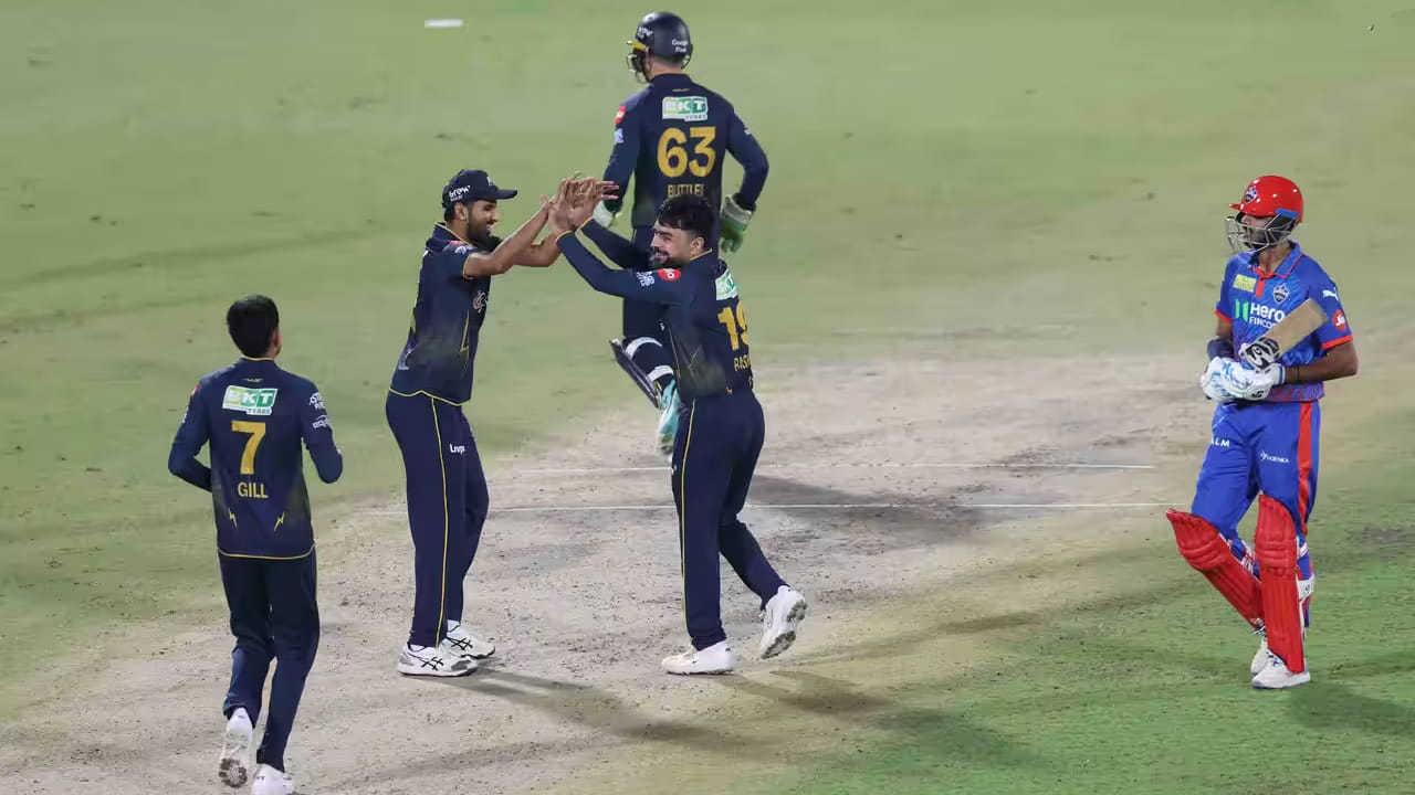 ಈ ಗುರಿಯನ್ನು ಬೆನ್ನತ್ತಿದ ಡೆಲ್ಲಿ ಕ್ಯಾಪಿಟಲ್ಸ್ ತಂಡಕ್ಕೆ ಗೆಲ್ಲಲು ಕೊನೆಯ ಓವರ್ನಲ್ಲಿ 13 ರನ್ಗಳು ಬೇಕಿದ್ದವು. ಆದರೆ ಅಂತಿಮ ಓವರ್ನಲ್ಲಿ ಕಲೆಹಾಕಿದ್ದು ಕೇವಲ 11 ರನ್ಗಳು ಮಾತ್ರ. ಈ ಮೂಲಕ ಡೆಲ್ಲಿ ಕ್ಯಾಪಿಟಲ್ಸ್ ತಂಡವು ಒಂದು ರನ್ನಿಂದ ಸೋಲೊಪ್ಪಿಕೊಂಡಿತು.