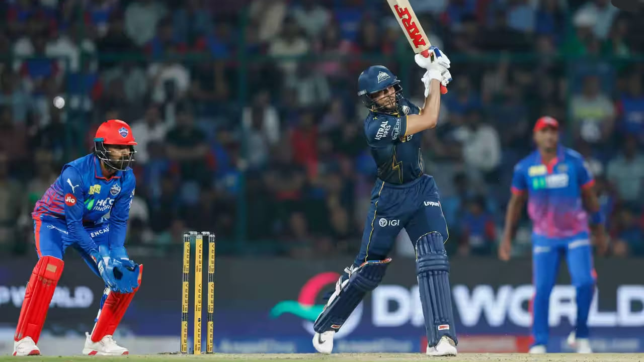 ಈ ಮ್ಯಾಚ್ನಲ್ಲಿ ಟಾಸ್ ಸೋತು ಮೊದಲು ಬ್ಯಾಟ್ ಮಾಡಿದ ಗುಜರಾತ್ ಟೈಟಾನ್ಸ್ ತಂಡವು ಶುಭ್ಮನ್ ಗಿಲ್ (70), ಜೋಸ್ ಬಟ್ಲರ್ (52) ಹಾಗೂ ವಾಷಿಂಗ್ಟನ್ ಸುಂದರ್ (55) ಅವರ ಅರ್ಧಶತಕಗಳ ನೆರವಿನೊಂದಿಗೆ 20 ಓವರ್ಗಳಲ್ಲಿ 210 ರನ್ ಕಲೆಹಾಕಿತು.