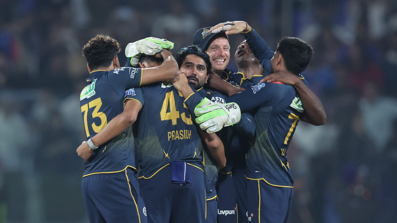 ಈ ಬಾರಿಯ ಐಪಿಎಲ್‌ನಲ್ಲಿ ಸತತ ಎರಡು ಪಂದ್ಯಗಳನ್ನು ಸೋತಿದ್ದ ಶುಭ್​ಮನ್ ಗಿಲ್ ನಾಯಕತ್ವದಲ್ಲಿ ಗುಜರಾತ್ ಟೈಟಾನ್ಸ್ ತಂಡವು ತನ್ನ ಗೆಲುವಿನ ಖಾತೆ ತೆರೆದಿದೆ. ಡೆಲ್ಲಿ ಕ್ಯಾಪಿಟಲ್ಸ್ ವಿರುದ್ಧದ ಈ ಪಂದ್ಯವನ್ನು 1 ರನ್​ಗಳಿಂದ ರೋಚಕವಾಗಿ ಗೆದ್ದುಕೊಂಡ ಗುಜರಾತ್ ತಂಡಕ್ಕೆ ಎರಡು ಅಂಕಗಳು ಸಿಕ್ಕಿವೆ. ಇದರಿಂದ ಗುಜರಾತ್ ತಂಡ ಪಾಯಿಂಟ್ ಟೇಬಲ್‌ನಲ್ಲಿ ತಮ್ಮ ಖಾತೆಯನ್ನು ತೆರೆದಿದೆ.