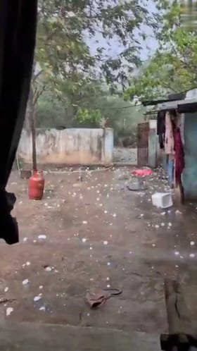 ಮನೆಗೆ ಅಪ್ಪಳಿಪಸುತ್ತಿರುವ ಹಿಮ ನೋಡಿ!