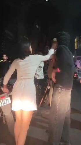 ಪಬ್​​ನಲ್ಲಿ ಕಿರಿಕ್​! ಪೊಲೀಸ್​​ ಎದುರೇ ಯುವಕನಿಗೆ ಹೊಡೆದ ಯುವತಿಯರು