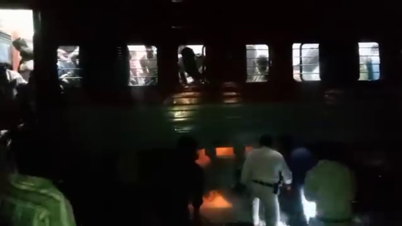 ಹಂಪಿ ಎಕ್ಸ್ಪ್ರೆಸ್ ರೈಲಿನಲ್ಲಿ ಬೆಂಕಿ ಅವಘಡ: ತಪ್ಪಿದ ಭಾರಿ ಅನಾಹುತ ಹಂಪಿ ಎಕ್ಸ್ಪ್ರೆಸ್ ರೈಲಿನಲ್ಲಿ ಬೆಂಕಿ ಅವಘಡ: ತಪ್ಪಿದ ಭಾರಿ ಅನಾಹುತ