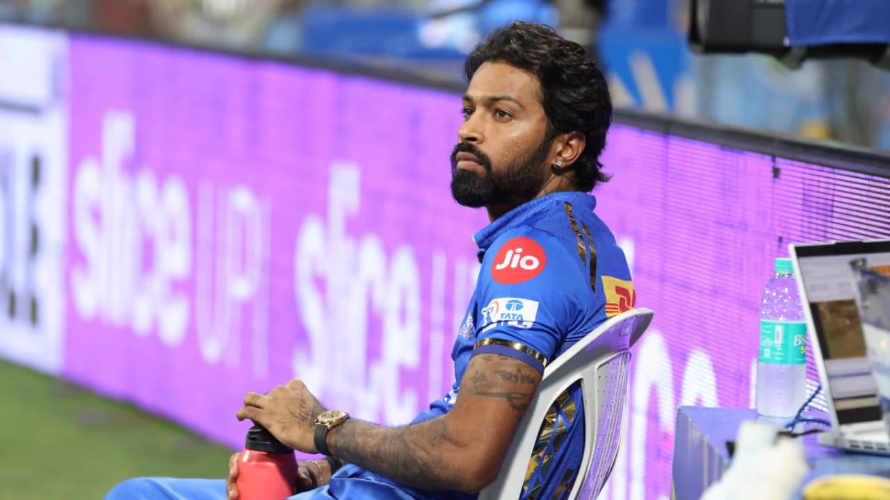 ಐಪಿಎಲ್ 2026 ರಲ್ಲಿ ಸತತ ಸೋಲುಗಳಿಂದ ಕಂಗೆಟ್ಟಿರುವ ಮುಂಬೈ ಇಂಡಿಯನ್ಸ್ ತಂಡದ ನಾಯಕ ಹಾರ್ದಿಕ್ ಪಾಂಡ್ಯಗೂ ದಂಡ ವಿಧಿಸಲಾಗಿದೆ. ಆರ್‌ಸಿಬಿ ವಿರುದ್ಧದ ಪಂದ್ಯದಲ್ಲಿ ಈ ನಿಯಮ ಉಲ್ಲಂಘಿಸಿದ ಮುಂಬೈ ನಾಯಕ ಹಾರ್ದಿಕ್ ಪಾಂಡ್ಯಗೆ 12 ಲಕ್ಷ ರೂ. ದಂಡ ವಿಧಿಸಲಾಗಿದೆ, ಆ ಪಂದ್ಯದಲ್ಲಿ ಮುಂಬೈ ತಂಡವು ಹೀನಾಯ ಸೋಲು ಅನುಭವಿಸಿತ್ತು.