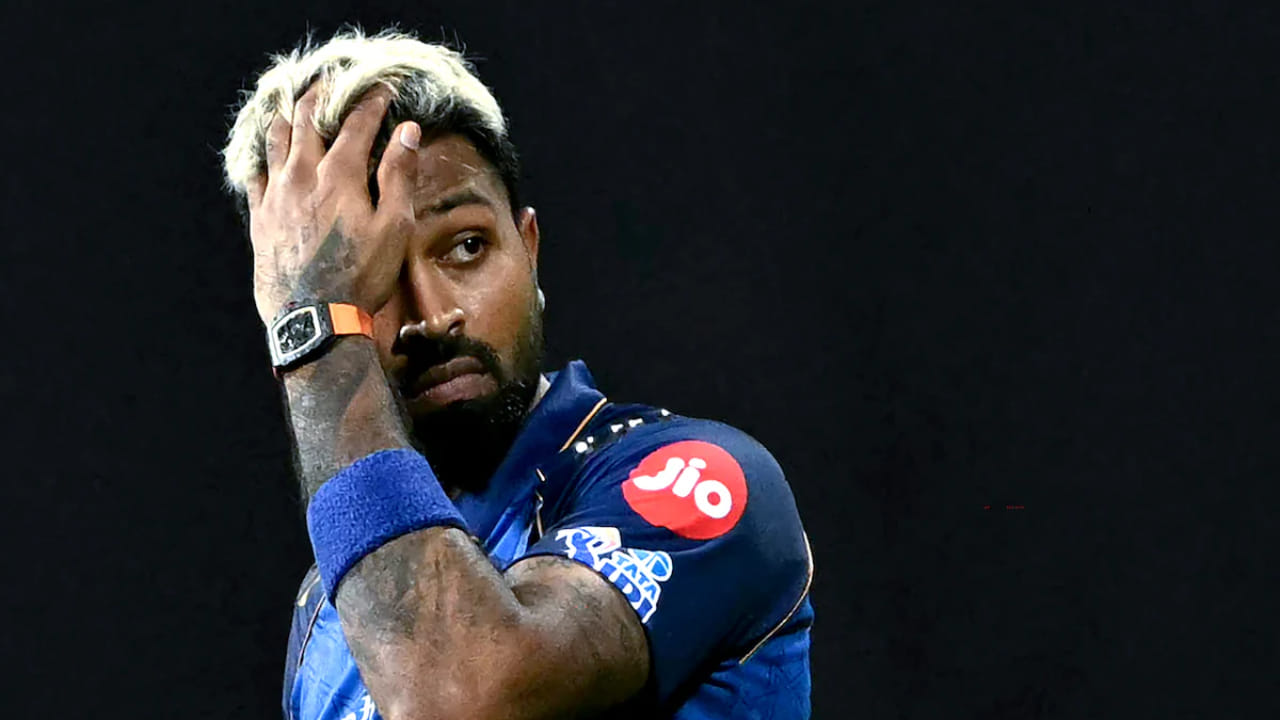 ಮುಂಬೈ ಇಂಡಿಯನ್ಸ್ ನಾಯಕ ಹಾರ್ದಿಕ್ ಪಾಂಡ್ಯ ಅವರ ಪ್ರದರ್ಶನ ಅತ್ಯಂತ ಕಳಪೆಯಾಗಿದೆ. ಆಲ್​ರೌಂಡರ್ ಆಗಿರುವ ಪಾಂಡ್ಯಗೆ ಬ್ಯಾಟಿಂಗ್‌ ಅಥವಾ ಬೌಲಿಂಗ್​ನಲ್ಲಿ ಉತ್ತಮ ಪ್ರದರ್ಶನ ನೀಡಲು ಸಾಧ್ಯವಾಗಿಲ್ಲ, ಇದರ ಪರಿಣಾಮವಾಗಿ ಮುಂಬೈ ಏಳು ಪಂದ್ಯಗಳಲ್ಲಿ ಕೇವಲ ಎರಡನ್ನು ಮಾತ್ರ ಗೆದ್ದಿದೆ. ತಂಡವು ಪಾಯಿಂಟ್ ಪಟ್ಟಿಯಲ್ಲಿ ಎಂಟನೇ ಸ್ಥಾನದಲ್ಲಿದೆ. ಈ ಆವೃತ್ತಿಯಲ್ಲಿ ಆಡಿರುವ ಆರು ಪಂದ್ಯಗಳಲ್ಲಿ ಪಾಂಡ್ಯ 19.4 ರ ಸರಾಸರಿಯಲ್ಲಿ ಕೇವಲ 97 ರನ್ ಗಳಿಸಿದ್ದು, ಬೌಲಿಂಗ್​​ನಲ್ಲಿ ಕೇವಲ ಮೂರು ವಿಕೆಟ್‌ಗಳನ್ನು ಪಡೆದಿದ್ದಾರೆ. ಮುಂಬೈ ತಂಡ ಹಾರ್ದಿಕ್ ಪಾಂಡ್ಯ ಅವರಿಗೆ 16.35 ಕೋಟಿ ರೂ. ಸಂಭಾವನೆ ನೀಡುತ್ತದೆ.