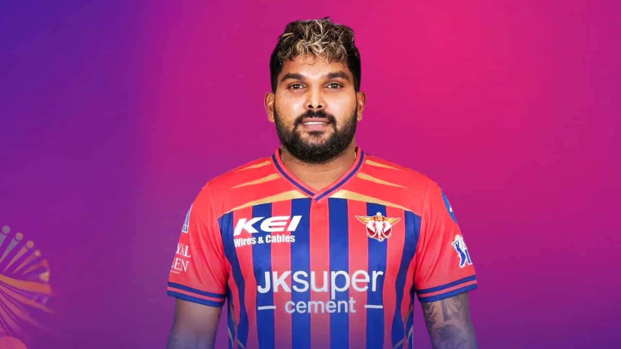 2026 ರ ಐಪಿಎಲ್ನಲ್ಲಿ ಲಕ್ನೋ ಸೂಪರ್ ಜೈಂಟ್ಸ್ ತಂಡ ಭರ್ಜರಿ ಆರಂಭ ಕಂಡಿದೆ. ಮೊದಲ ಪಂದ್ಯದಲ್ಲಿ ತಂಡ ಸೋತರೂ, ಮುಂದಿನ ಎರಡು ಪಂದ್ಯಗಳನ್ನು ಗೆದ್ದುಕೊಳ್ಳುವಲ್ಲಿ ಯಶಸ್ವಿಯಾಗಿದೆ. ಅದರಲ್ಲೂ ಮೂರನೇ ಪಂದ್ಯವನ್ನು ಅತ್ಯಂತ ರೋಚಕವಾಗಿ ಗೆದ್ದುಕೊಂಡಿದ್ದ ಲಕ್ನೋ ತಂಡ ಸಂತಸದ ಅಲೆಯಲ್ಲಿ ತೇಲುತ್ತಿತ್ತು. ಇದರ ನಡುವೆ ತಂಡಕ್ಕೆ ಆಘಾತವೊಂದು ಎದುರಾಗಿದೆ. ತಂಡದ ಸ್ಟಾರ್ ಸ್ಪಿನ್ನರ್ ಶ್ರೀಲಂಕಾದ ವನಿಂದು ಹಸರಂಗ ಐಪಿಎಲ್ನಿಂದ ಹೊರಬಿದ್ದಿದ್ದಾರೆ.