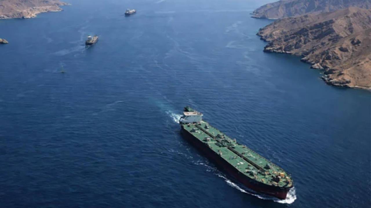 Hormuz Strait: ಇರಾನ್ನಿಂದ ತೈಲ ಸಾಗಾಟ ಸುಗಮ, ಹಾರ್ಮುಜ್ ಜಲಸಂಧಿ ತೆರೆಯಲು ಇರಾನ್ ಒಪ್ಪಿಗೆ Hormuz Strait: ಇರಾನ್ನಿಂದ ತೈಲ ಸಾಗಾಟ ಸುಗಮ, ಹಾರ್ಮುಜ್ ಜಲಸಂಧಿ ತೆರೆಯಲು ಇರಾನ್ ಒಪ್ಪಿಗೆ