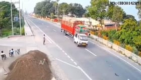 ವ್ಯಾನ್ ಪುಡಿಪುಡಿ, ಮೈ ಜುಂ ಎನಿಸುವ ಅಪಘಾತದ ದೃಶ್ಯ ಸಿಸಿಟಿವಿಯಲ್ಲಿ ಸೆರೆ