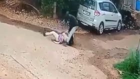 ಮಹಿಳೆ ನೆಲಕ್ಕೆ ಬಿದ್ದರೂ ಬಿಡದೆ ಎಳೆದಾಡಿ ಸರ ಅಪಹರಿಸಿದ ಭೀಕರ ದೃಶ್ಯ ವೈರಲ್