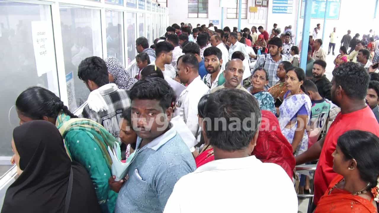 ಹುಬ್ಬಳ್ಳಿ ಕಿಮ್ಸ್‌ನಲ್ಲಿ ರೋಗಿಗಳಿಗೆ ಓಪಿಡಿ ಸಂಕಷ್ಟ: ಚಿಕಿತ್ಸೆಗೂ ಮುನ್ನ ಚೀಟಿಗಾಗಿ ಗಂಟೆಗಟ್ಟಲೆ ಕ್ಯೂ!