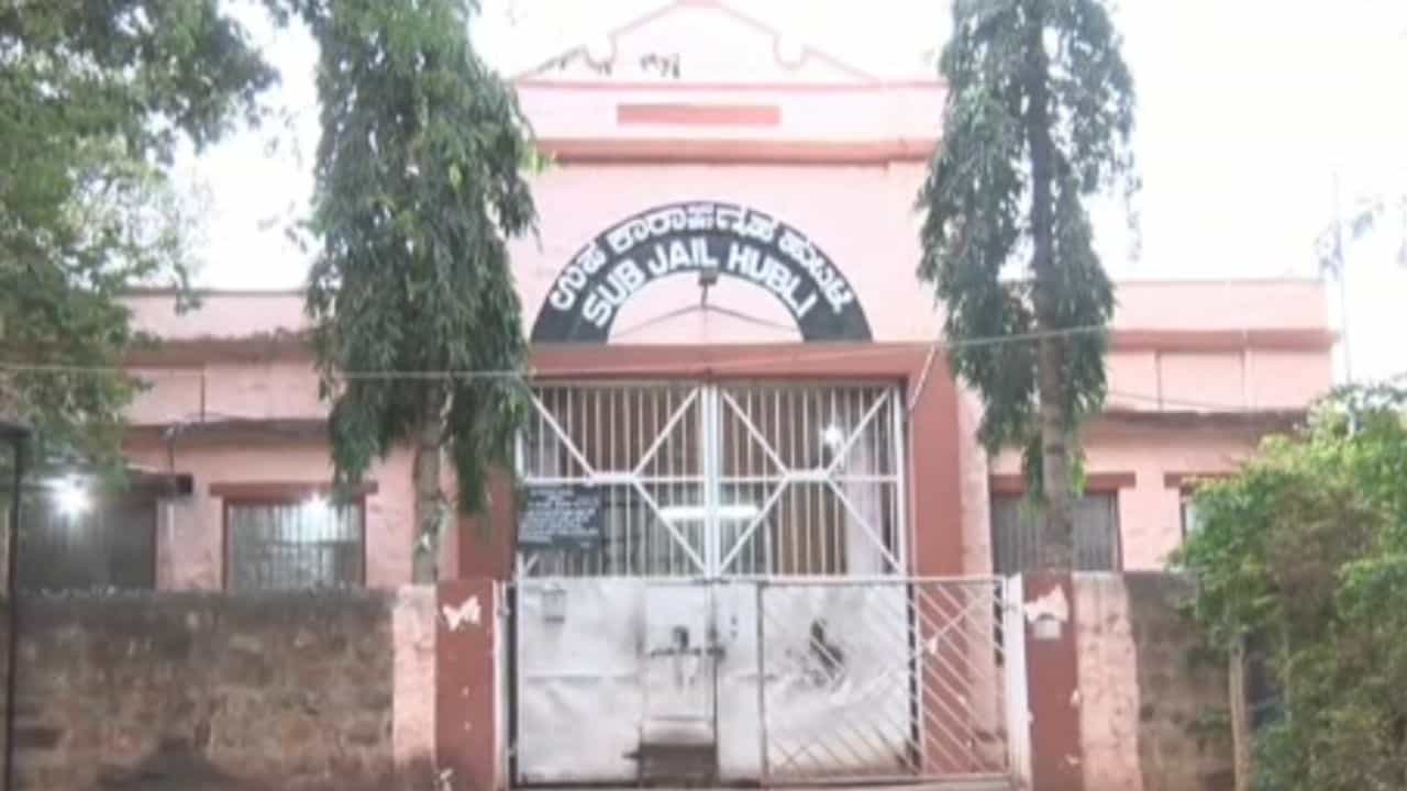 ಕೈದಿಗಳ ಕಳ್ಳಾಟಕ್ಕಿಲ್ಲ ಬ್ರೇಕ್: ಪರಪ್ಪನ ಅಗ್ರಹಾರದ ಬಳಿಕ ಹುಬ್ಬಳ್ಳಿಯ ಉಪ ಕಾರಾಗೃಹದಲ್ಲಿಯೂ ಮೊಬೈಲ್ಗಳು ಪತ್ತೆ ಕೈದಿಗಳ ಕಳ್ಳಾಟಕ್ಕಿಲ್ಲ ಬ್ರೇಕ್: ಪರಪ್ಪನ ಅಗ್ರಹಾರದ ಬಳಿಕ ಹುಬ್ಬಳ್ಳಿಯ ಉಪ ಕಾರಾಗೃಹದಲ್ಲಿಯೂ ಮೊಬೈಲ್ಗಳು ಪತ್ತೆ